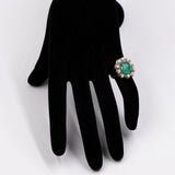 Vintage-Gänseblümchenring aus 18 Karat Weißgold mit Cabochon-Smaragd (3.60 ct) und Diamanten (0.60 ct), 60er Jahre