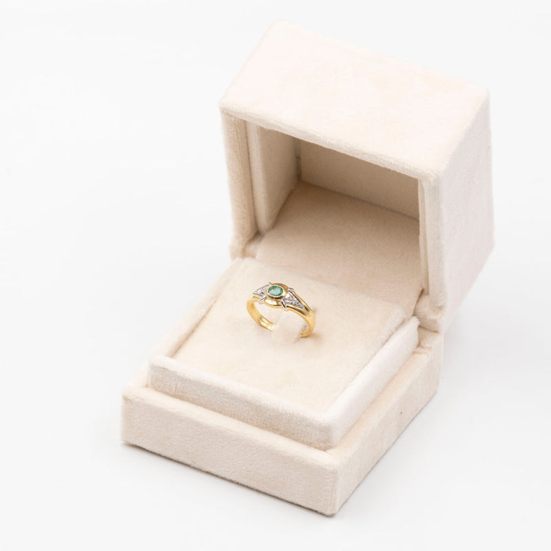 Anello vintage in oro giallo 18K con smeraldo (0.20ct ca.) e diamanti di taglio brillante, anni ‘70
