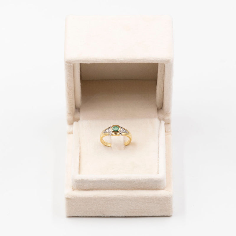 Anello vintage in oro giallo 18K con smeraldo (0.20ct ca.) e diamanti di taglio brillante, anni ‘70