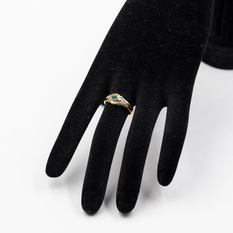 Anello vintage in oro giallo 18K con smeraldo (0.20ct ca.) e diamanti di taglio brillante, anni ‘70