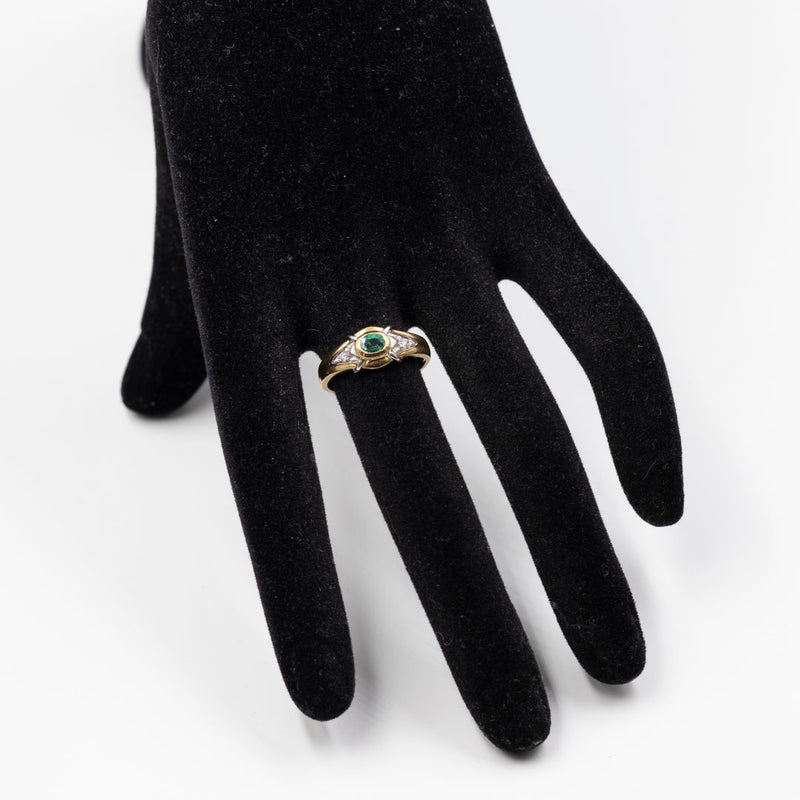 Anello vintage in oro giallo 18K con smeraldo (0.20ct ca.) e diamanti di taglio brillante, anni ‘70