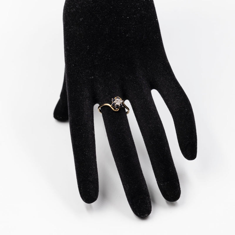 Anello vintage in oro giallo 9k con zaffiri (0.30ctw ca.) e diamante, anno 1988