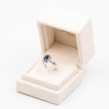 Vintage-Gänseblümchenring aus 14-karätigem Weißgold mit zentralem Saphir (1,60 ct) und Diamanten (0.40), 60er Jahre