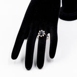 Vintage-Gänseblümchenring aus 18-karätigem Weißgold mit Saphir (1,50 ctw) und Diamanten (0.40 ctw), 60er Jahre