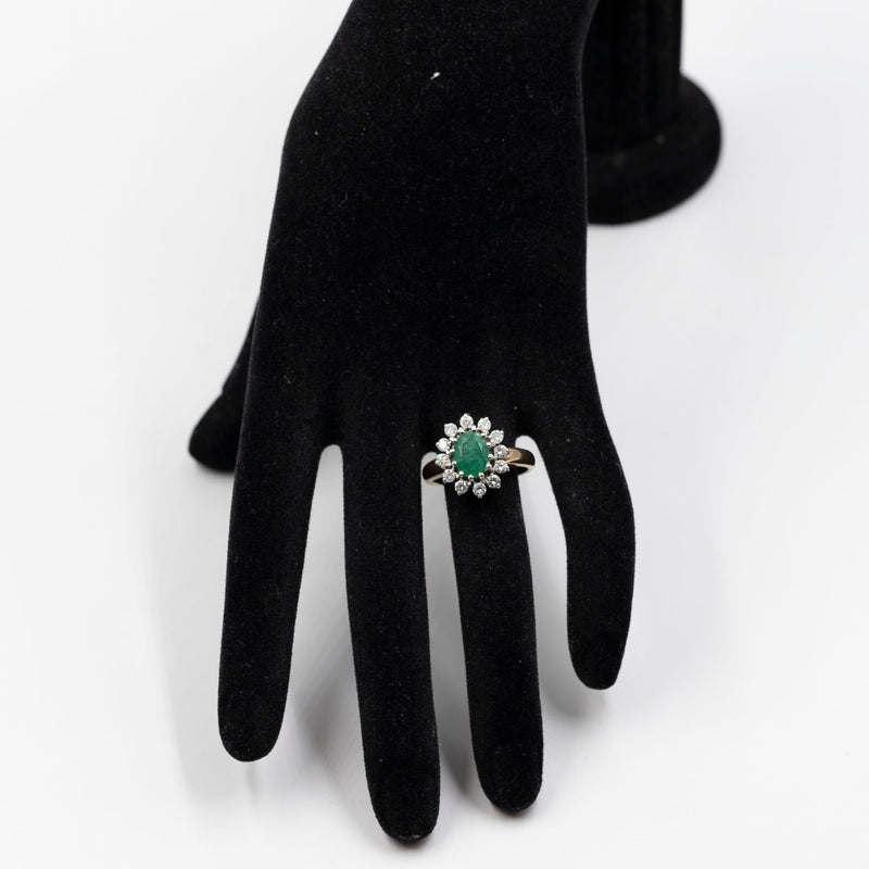 Anello vintage a margherita in oro giallo e bianco 14K con smeraldo (1.75ct ca.) e diamanti di taglio brillante (0.72ctw ca.), anni '70