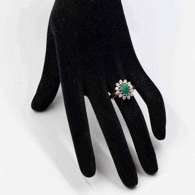 Anello vintage a margherita in oro giallo e bianco 14K con smeraldo (1.75ct ca.) e diamanti di taglio brillante (0.72ctw ca.), anni '70