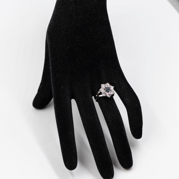 Anello vintage a margherita in oro bianco 18K con diamanti (1.60ctw ca.) e spinello blu (0.30ct ca.), anni '70