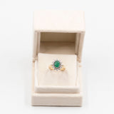 Bague marguerite vintage en or jaune et blanc 14 carats avec émeraude (environ 1.75 ct) et diamants taille brillant (environ 0.72 ct), années 70