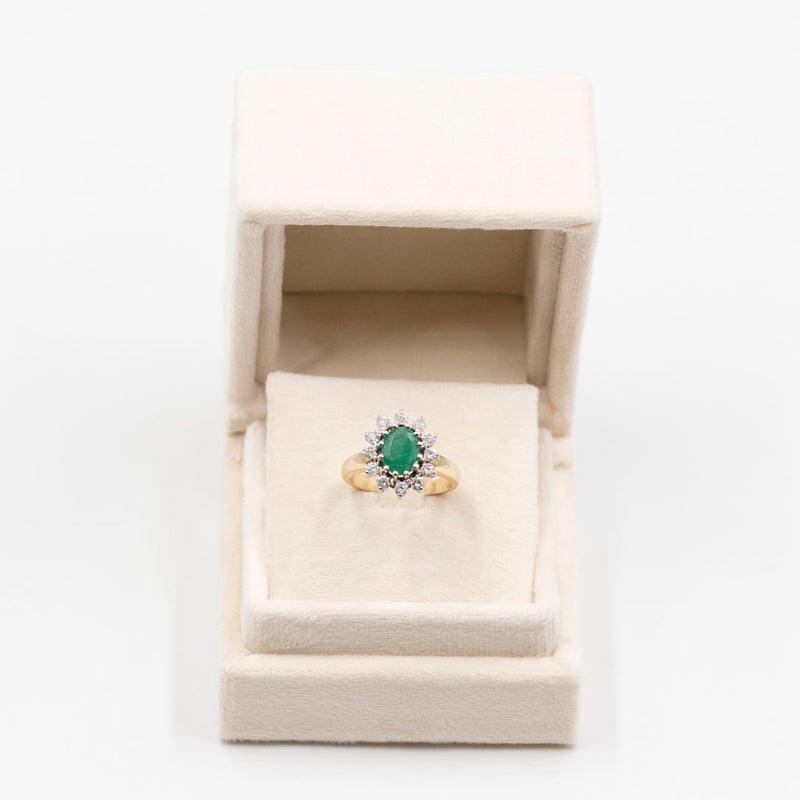 Anello vintage a margherita in oro giallo e bianco 14K con smeraldo (1.75ct ca.) e diamanti di taglio brillante (0.72ctw ca.), anni '70