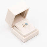 Anello vintage bypass in oro giallo 9K con topazi azzurri (0.90ctw ca.) e diamanti