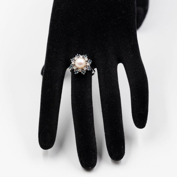 Anello vintage a fiore in oro bianco 14k con perla, diamanti (0,24ct) e zaffiri, anni '60