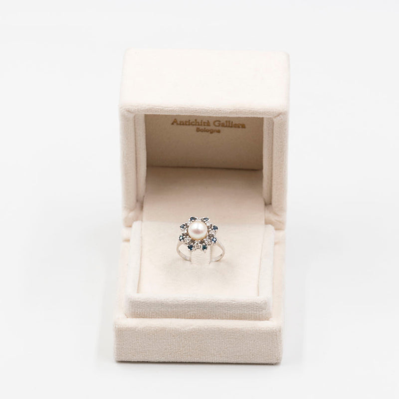 Anello vintage a fiore in oro bianco 14k con perla, diamanti (0,24ct) e zaffiri, anni '60