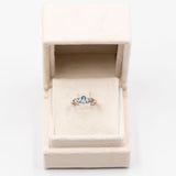 Anillo vintage de oro blanco de 9 quilates con topacio y diamantes