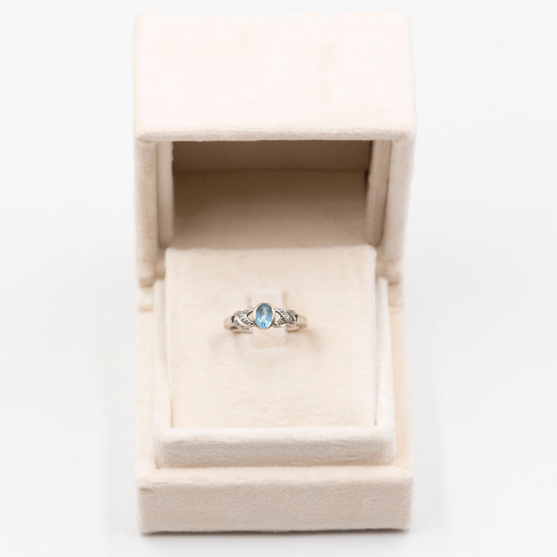 Anello vintage in oro bianco 9k con topazio e diamanti