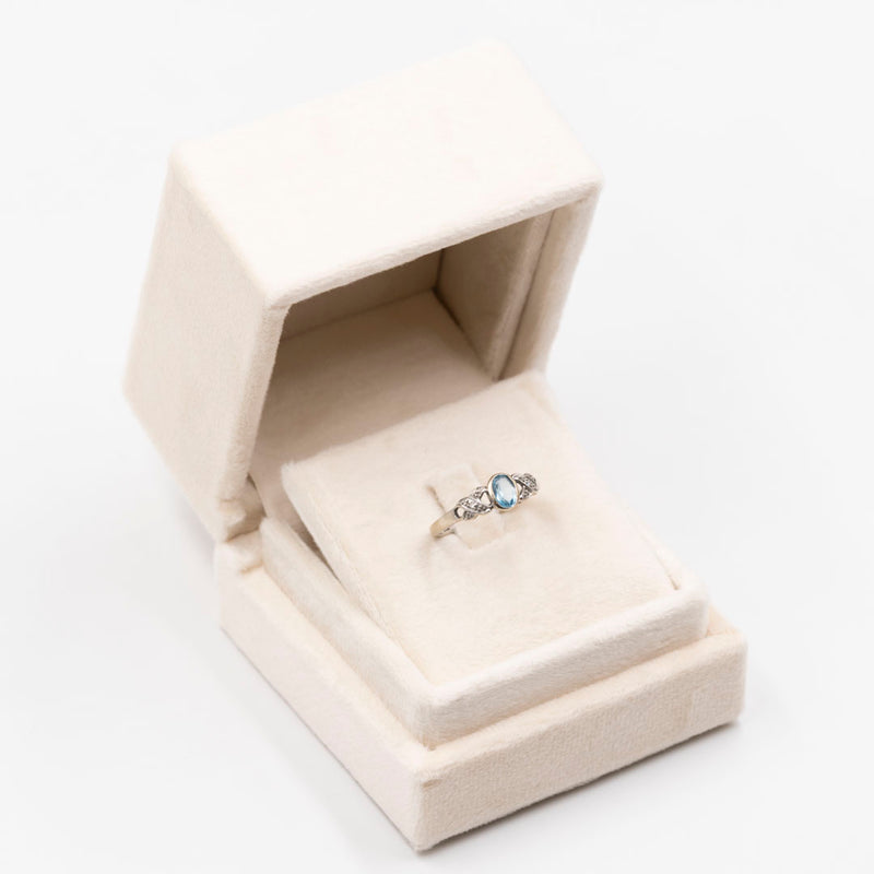Anello vintage in oro bianco 9k con topazio e diamanti