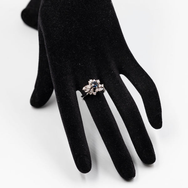 Anello vintage in oro bianco 14k con zaffiro (0,50ct) e diamanti (0,42ctw), anni '70