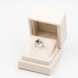 Anello vintage in oro bianco 14k con zaffiro (0,50ct) e diamanti (0,42ctw), anni '70