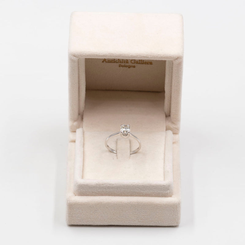 Anello solitario in oro bianco 18k con diamante di taglio smeraldo (1ct)