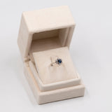Anello vintage a margherita in oro bianco 14k con zaffiro (0,50ct) e diamanti (0,30ct), anni '70