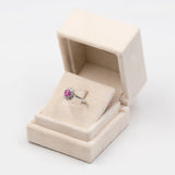 ANELLO A MARGHERITA IN PLATINO CON RUBINO (1.011 CT) E DIAMANTI (0.70 CTW)