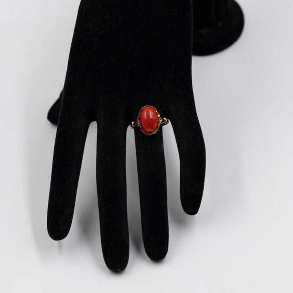 Anello vintage in oro giallo 18k con corallo rosso, anni '50
