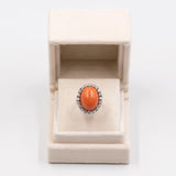 Anel de coquetel vintage em ouro branco 14K com coral laranja e diamantes (aproximadamente 0.80 ct), década de 60.