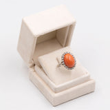 Anel de coquetel vintage em ouro branco 14K com coral laranja e diamantes (aproximadamente 0.80 ct), década de 60.