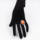 Anel de coquetel vintage em ouro branco 14K com coral laranja e diamantes (aproximadamente 0.80 ct), década de 60.