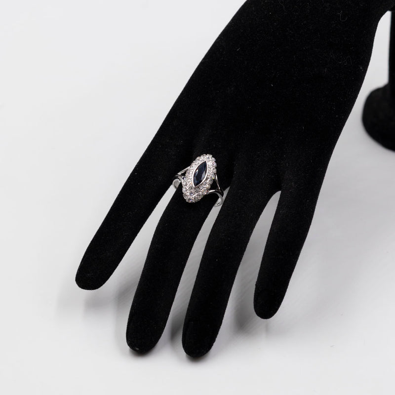 Anello a margherita navette in oro bianco 14K con zaffiro (1ct ca.) e diamanti (0.72ctw ca.), anni ‘70/‘80