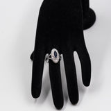 Anello a margherita navette in oro bianco 14K con zaffiro (1ct ca.) e diamanti (0.72ctw ca.), anni ‘70/‘80