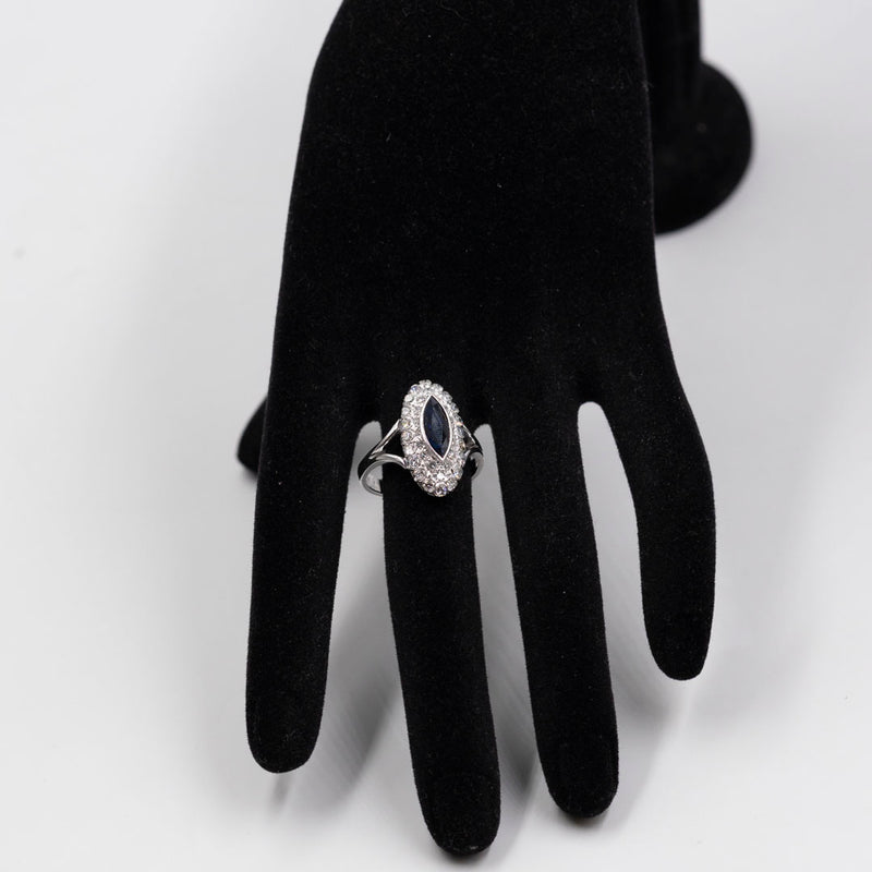 Anello a margherita navette in oro bianco 14K con zaffiro (1ct ca.) e diamanti (0.72ctw ca.), anni ‘70/‘80