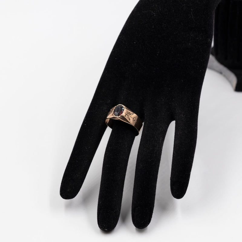 Anello vintage in oro rosa 8k inciso con granato