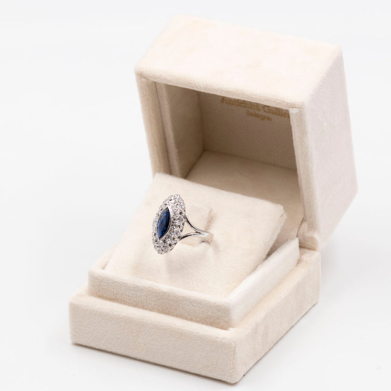 Anello a margherita navette in oro bianco 14K con zaffiro (1ct ca.) e diamanti (0.72ctw ca.), anni ‘70/‘80