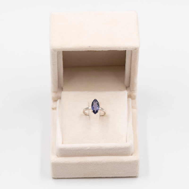 Anello vintage in oro bianco 9K con iolite di taglio marquise (1.10ct ca.), anni ‘80 ca.