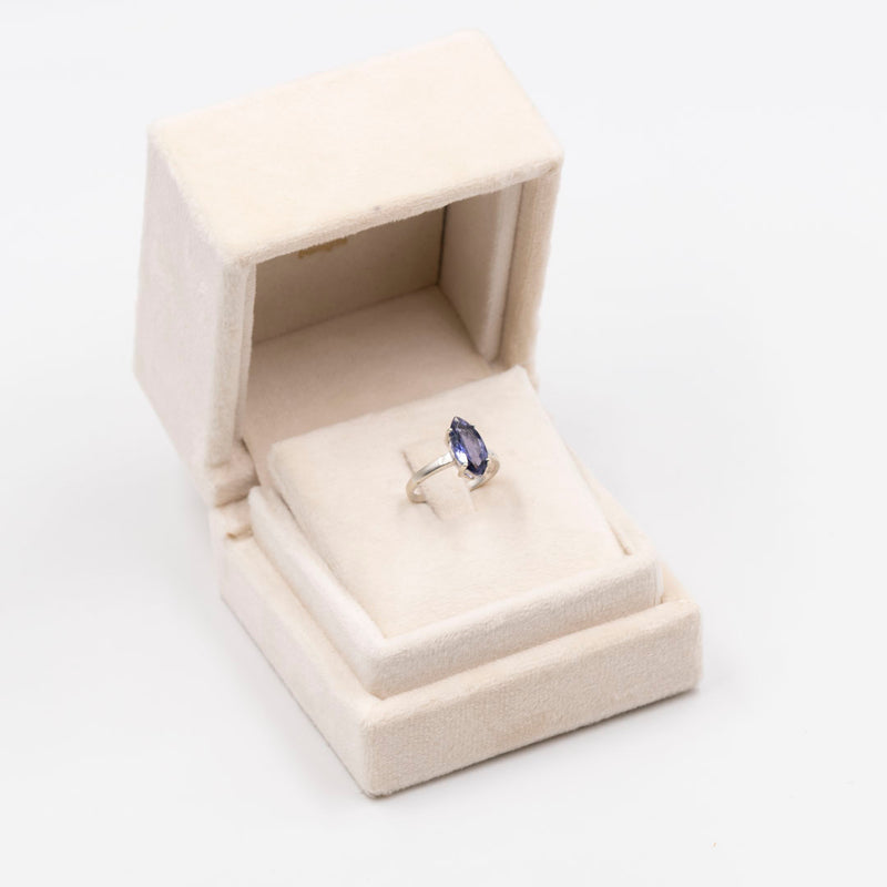 Anello vintage in oro bianco 9K con iolite di taglio marquise (1.10ct ca.), anni ‘80 ca.