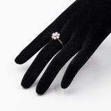 Vintage 14k white gold and brilliant-cut diamond flower ring (0,98ctw), 80s
