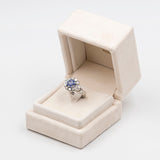 Vintage 18K white gold daisy ring with sapphire (approx. 2.30ct) and diamonds (approx. 0.80ctw), 60s