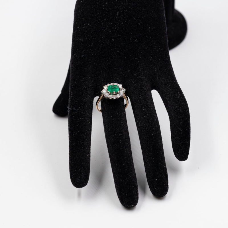 Anello vintage a margherita in oro bicolore 18k con smeraldo (1ct) e diamanti (1ct), anni '60