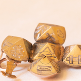 Ciondolo massonico con lamina in oro giallo 9K su argento a forma di sfera apribile e con piramidi incise con disegni