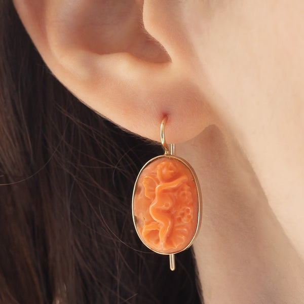 Orecchini vintage in oro giallo 18K con cammeo di putti incisi su corallo arancione, anni ‘50