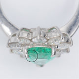 Anello a margherita vintage in platino con smeraldo di taglio a goccia (1.05ct) e diamanti di taglio brillante (1ctw), anni ‘80