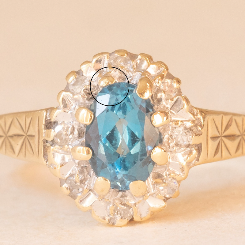 Anello a margherita vintage in oro giallo e bianco 9K con topazio azzurro (0.50ct ca.) e diamanti (0.08ctw ca.)