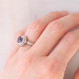 Anello a margherita vintage in platino con zaffiro (1.01ct) e diamanti (0.30ctw), anni ‘80/‘90