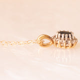 Vintage-Halskette mit Kette aus 9-karätigem Gelbgold und Gänseblümchen-Anhänger aus 9-karätigem Gelb- und Weißgold mit Saphir (ca. 0.40 ct) und Diamanten (ca. 0.12 ctw)