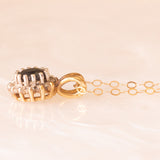 Vintage-Halskette mit Kette aus 9-karätigem Gelbgold und Gänseblümchen-Anhänger aus 9-karätigem Gelb- und Weißgold mit Saphir (ca. 0.40 ct) und Diamanten (ca. 0.12 ctw)