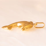 Collana con catenina in argento dorato e con tre ciondoli a forma di delfino in oro giallo 18K, di ancora in oro giallo 18K e di tartaruga in oro giallo 14K