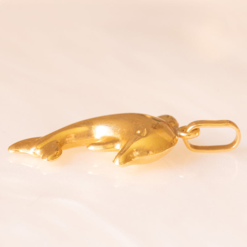 Collana con catenina in argento dorato e con tre ciondoli a forma di delfino in oro giallo 18K, di ancora in oro giallo 18K e di tartaruga in oro giallo 14K