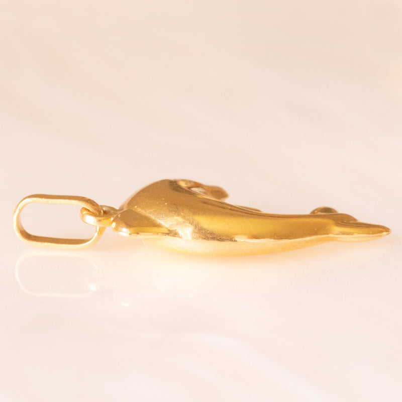 Collana con catenina in argento dorato e con tre ciondoli a forma di delfino in oro giallo 18K, di ancora in oro giallo 18K e di tartaruga in oro giallo 14K