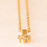 Vintage-Halskette aus 9-karätigem Gelbgold mit Blumenanhänger aus 9-karätigem Gelbgold und Diamanten (ca. 0.07 ctw)