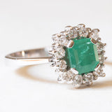 Vintage Gänseblümchen-Ring aus 18 Karat Weißgold mit Smaragd (ca. 0.85 ct) und Diamanten im Brillantschliff (ca. 0.36 ctw), 60er